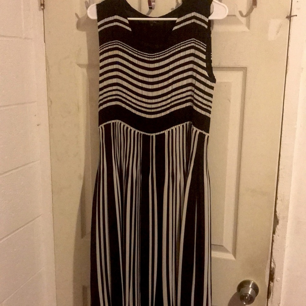 Dress - Picture 2 of 6